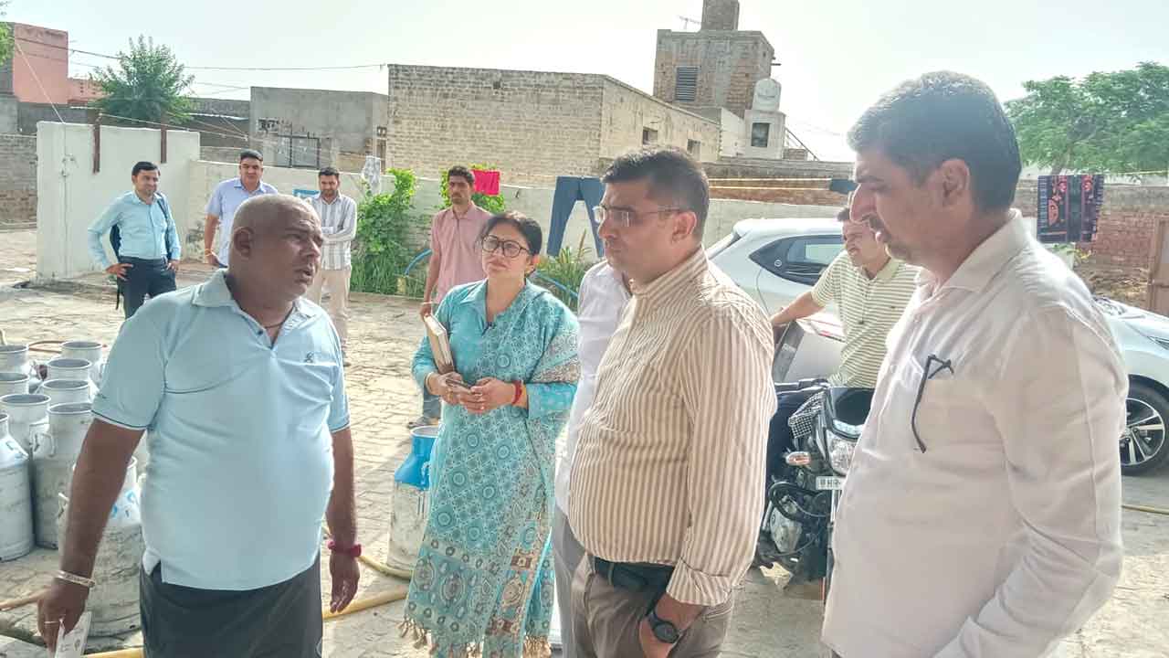 CM Flying Raid: गांव किरढ़ान की डेयरी पर सीएम फ्लाइंग का छापा
