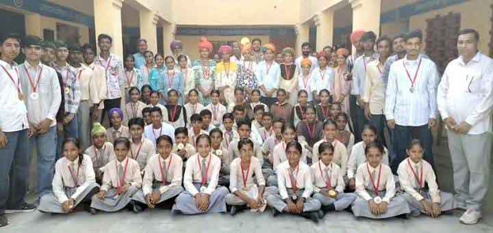 होनहार विद्यार्थी सम्मानित, निकाला विजयी जुलूस