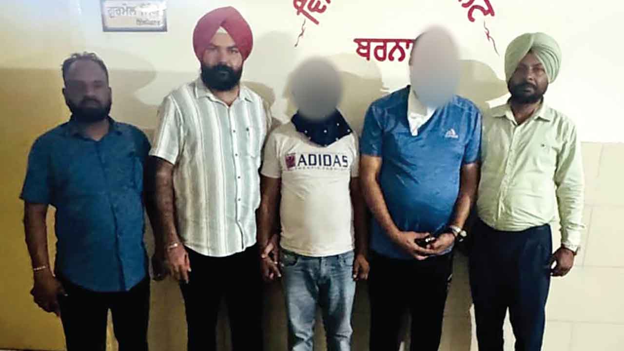 Bribe: रिश्वत लेते एएसआई और साथी रंगे हाथ गिरफ्तार