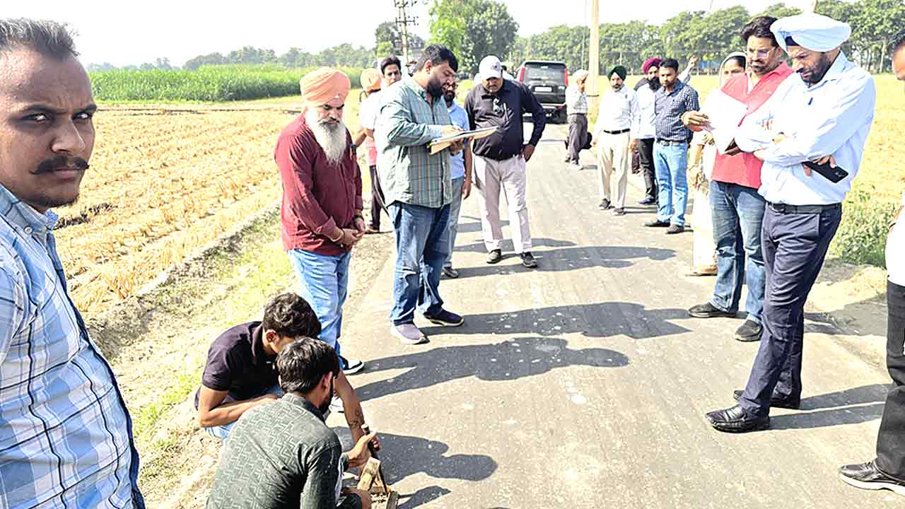 सीएम फ्लाइंग स्क्वॉड ने की छापेमारी, सड़क निर्माण की गुणवत्ता पर उठे सवाल