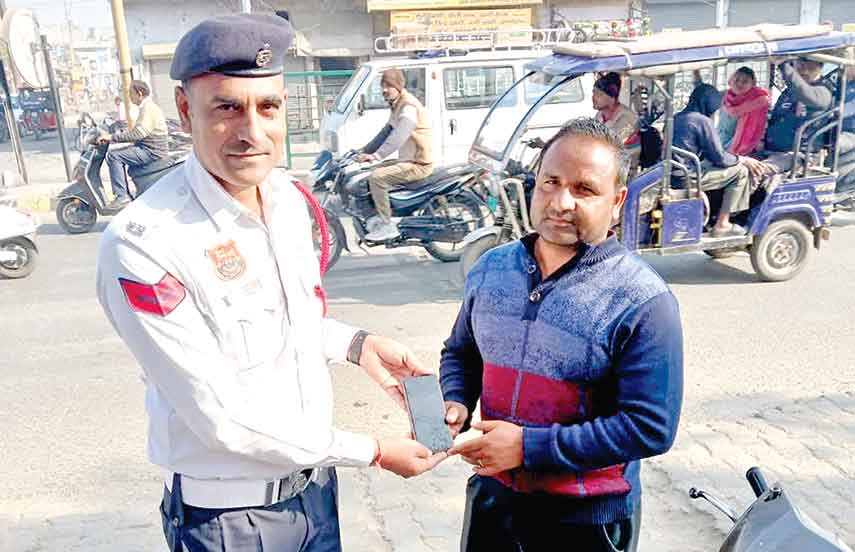 फतेहाबाद ट्रैफिक पुलिस ने सड़क पर मिला मोबाइल सुरक्षित लौटाया