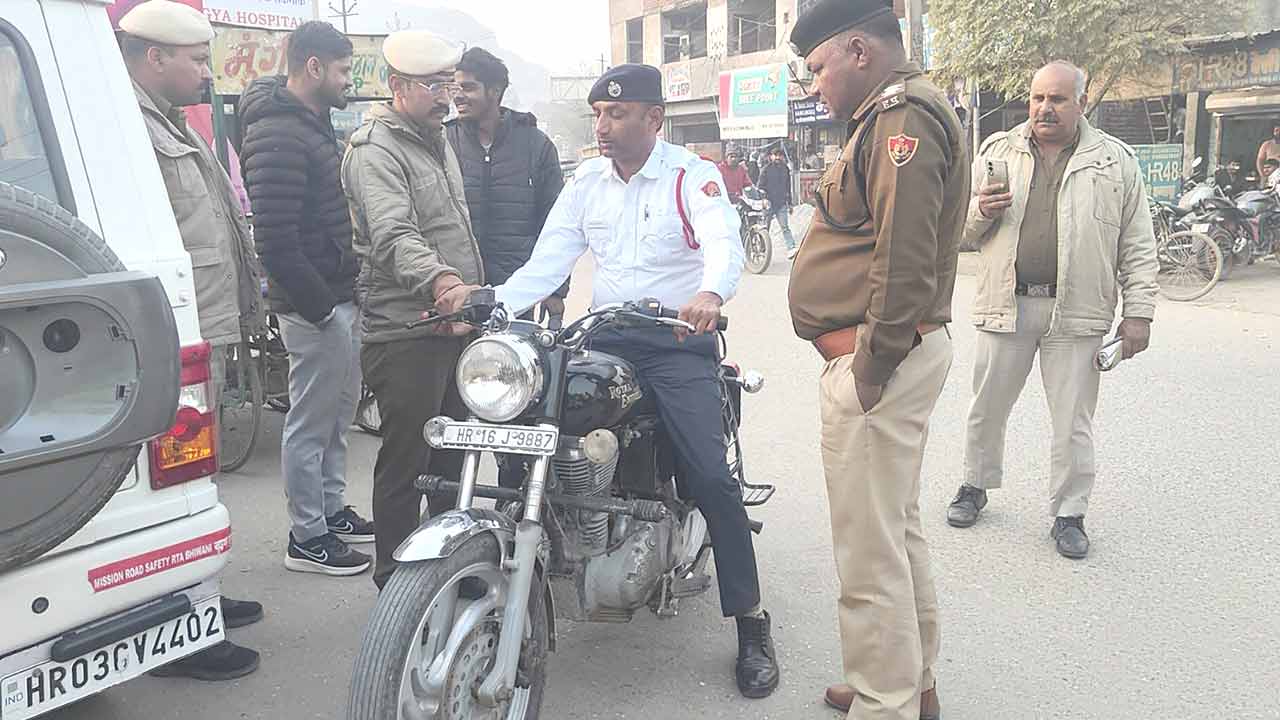 Bullet Bike Challan: ट्रैफिक पुलिस ने नियम तोड़ने पर बुलेट बाइक का किया 34 हजार का चालान