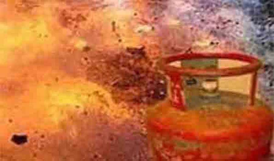 दिल्ली के नबी करीम में LPG सिलेंडर में लगी आग, चार लोग झुलसे