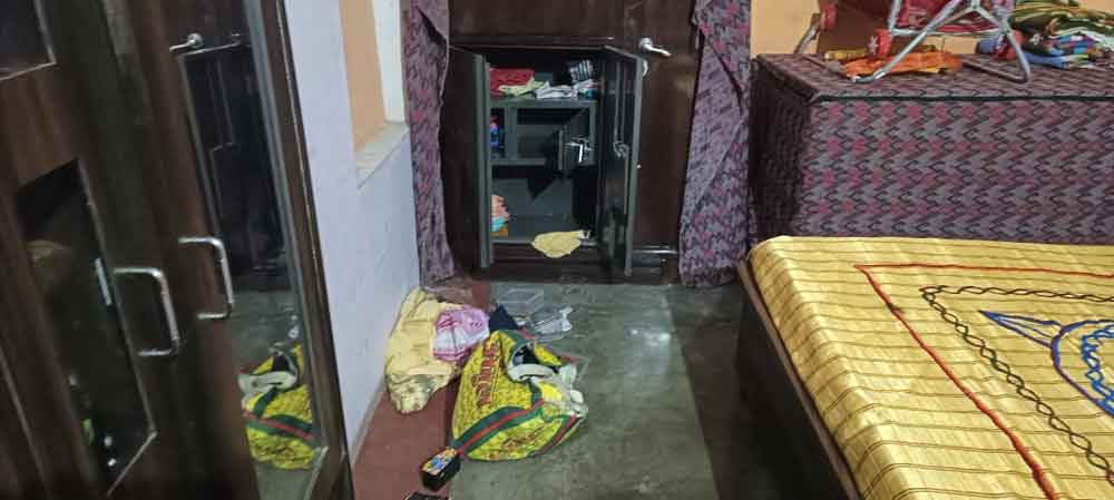 सूने मकान से नकदी व मोबाइल चोरी