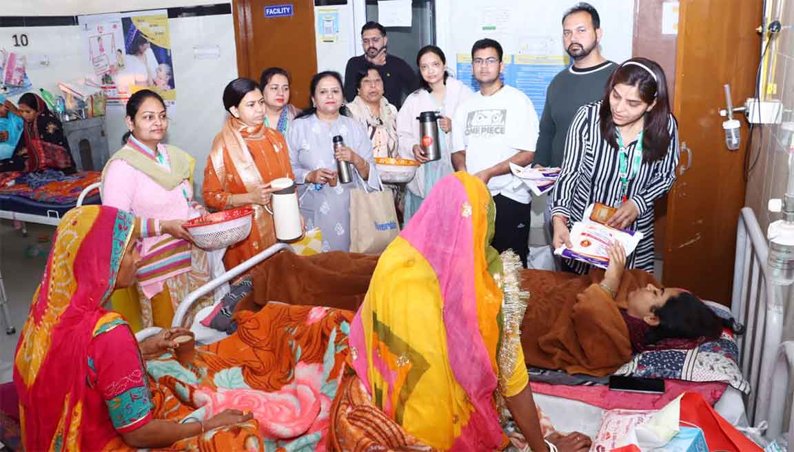 जिला अस्पताल में बांटी सेवा और संवेदना की सौगात