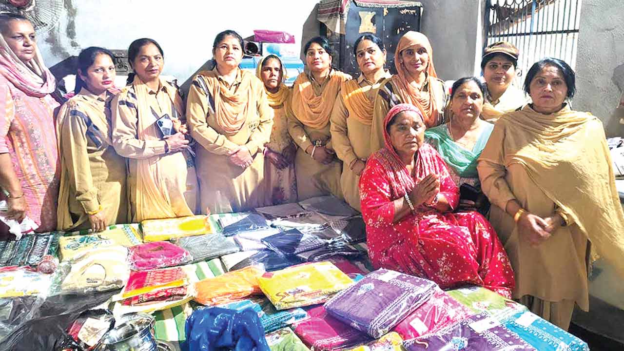 Welfare Works: बरवाला में साध संगत ने दो बेटियों की शादी में कपड़े व बर्तन देकर निभाई मानवता