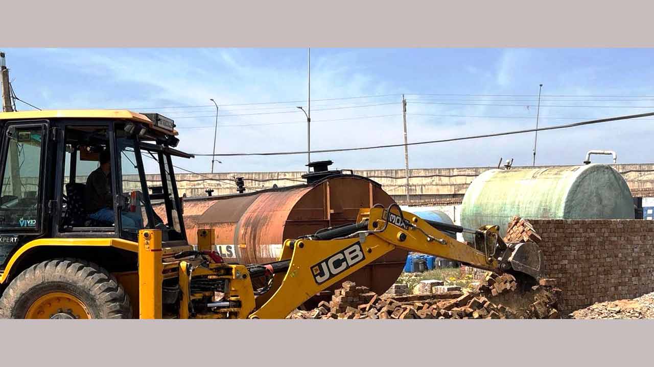 Bulldozer Action: ऐलनाबाद में अवैध कॉलोनी पर बुलडोजर चलने से हड़कंप