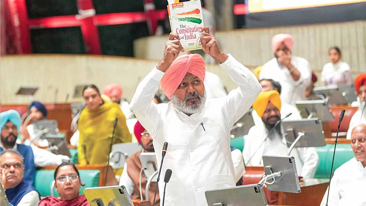 Punjab News: पंजाब विधानसभा में खैहरा को लेकर हंगामा, सत्तापक्ष माफी पर अड़ा, कांग्रेस का वॉकआउट 