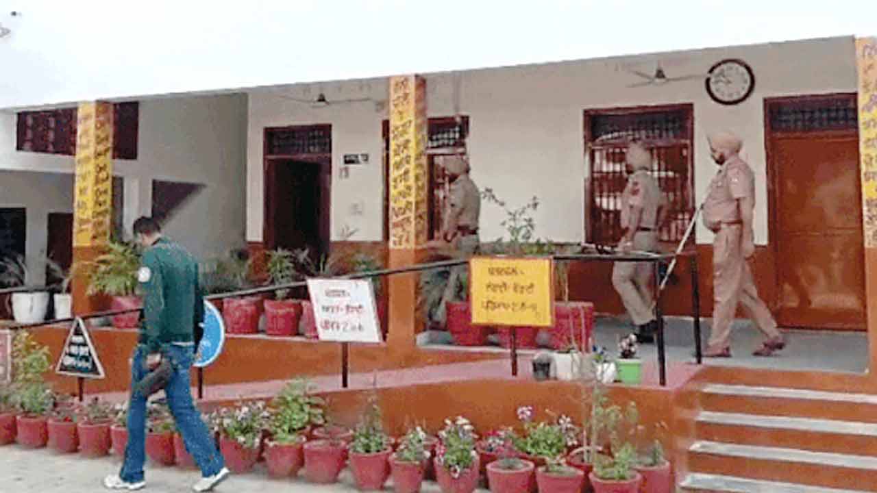 Punjab Bomb Threats: प्रमुख स्कूलों और ट्रेनों को उड़ाने की धमकी, जालंधर-मोगा में परीक्षा रद्द