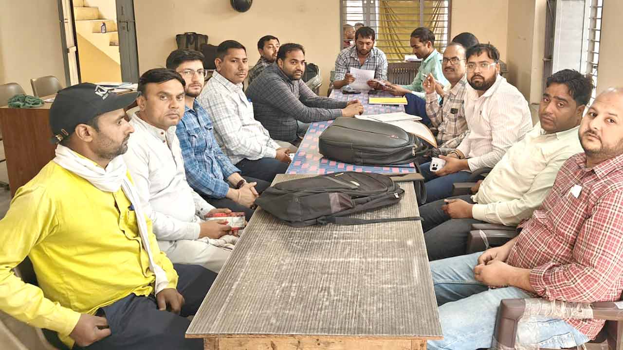 कैराना में साथी लेखपाल के समर्थन में लामबंद हुए लेखपाल, सौंपा ज्ञापन
