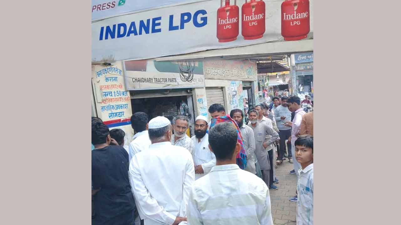Gas Cylinder News: ईद नजदीक आते ही गैस सिलेंडरों की मांग बढ़ी, एजेंसी पर लंबी कतारें