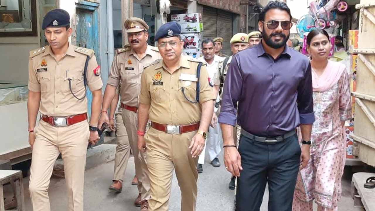 जुमे की नमाज के दृष्टिगत कैराना पहुंचे डीएम-एसपी, पैदल भ्रमण किया