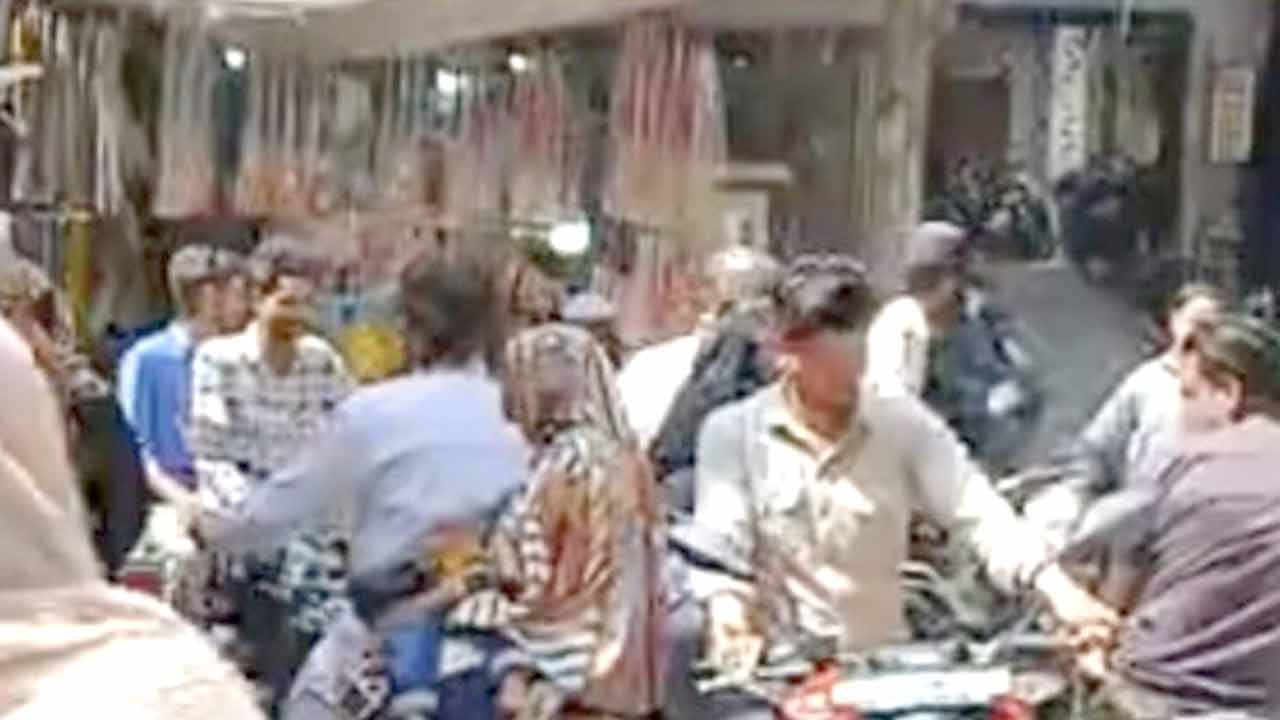 ईद-उल-फितर नजदीक आते ही बाजारों में बढ़ी रौनक, खरीदारी को उमड़ रही भीड़