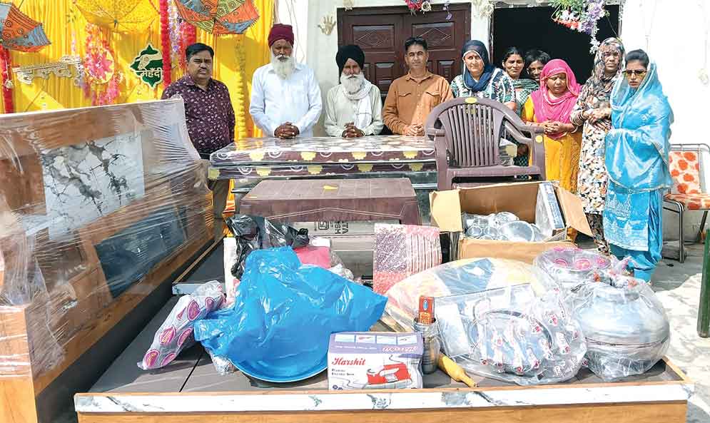 ब्लॉक कुकड़ांवाली की साध-संगत आर्थिक रूप से कमजोर परिवार का बनी सहारा