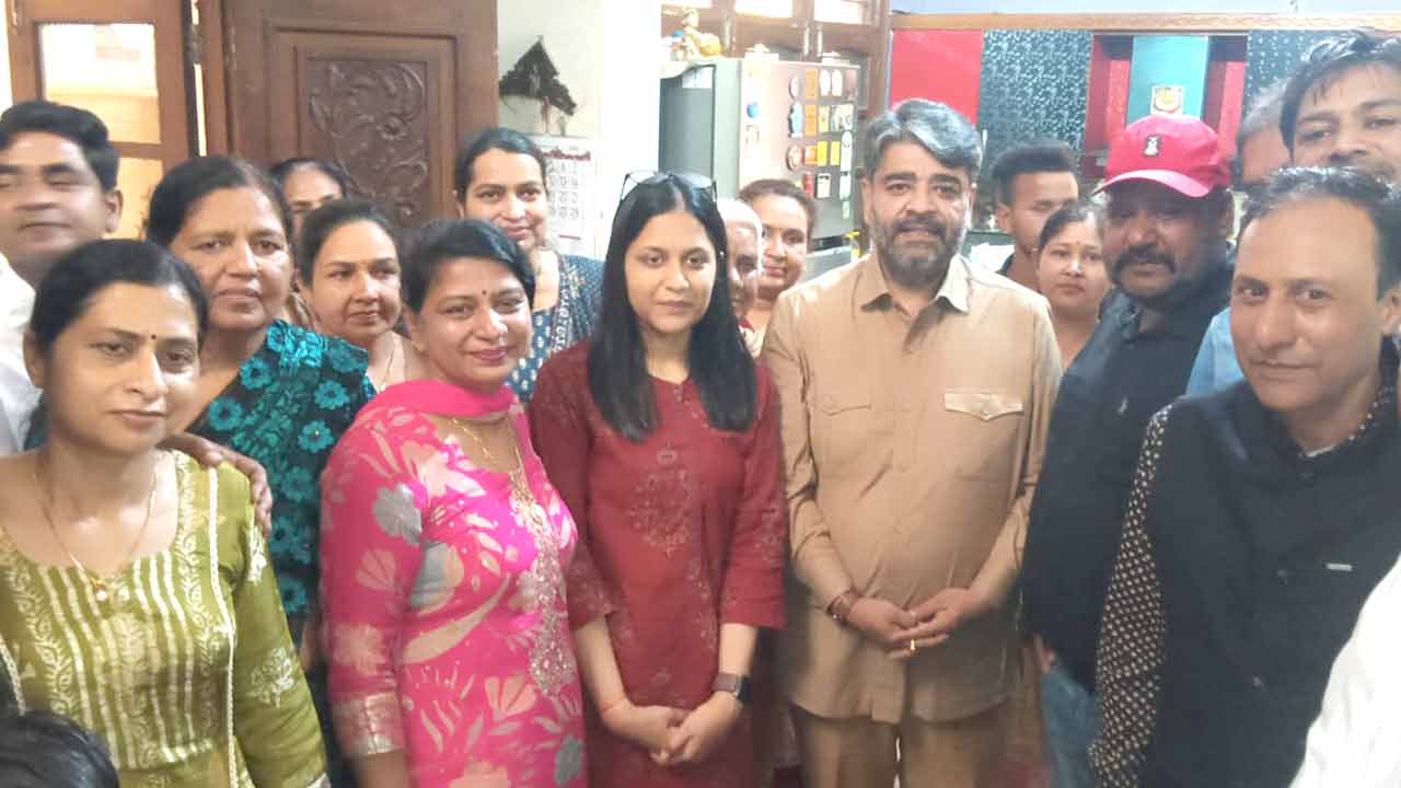 पूर्व राज्य मंत्री असीम गोयल ने यूपीएससी सिविल सेवा परीक्षा में सफलता प्राप्त करने वाली शहजादपुर की बेटी सुहासिनी मित्तल के निवास पर जाकर दी बधाई और शुभकामनाएं