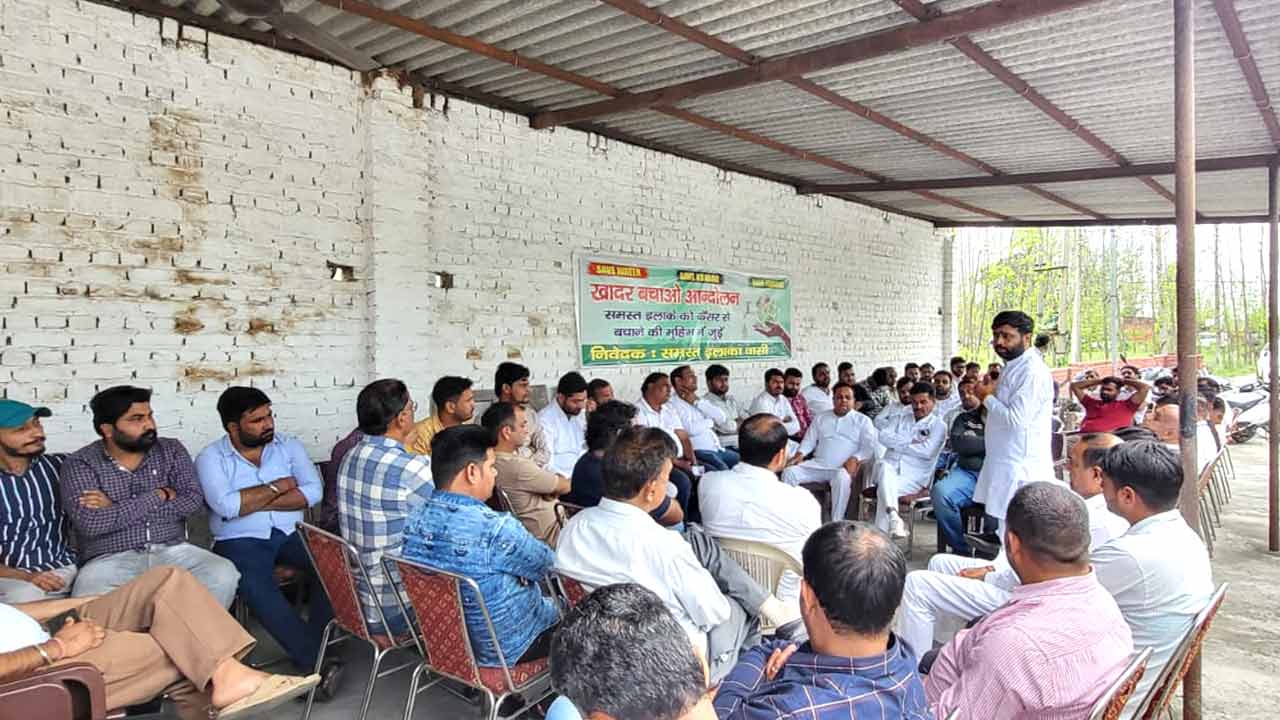 खदरी क्षेत्र में लीगना प्लाई फैक्ट्री के धुएं से ग्रामीण परेशान, 20 गांवों ने की कार्रवाई की मांग