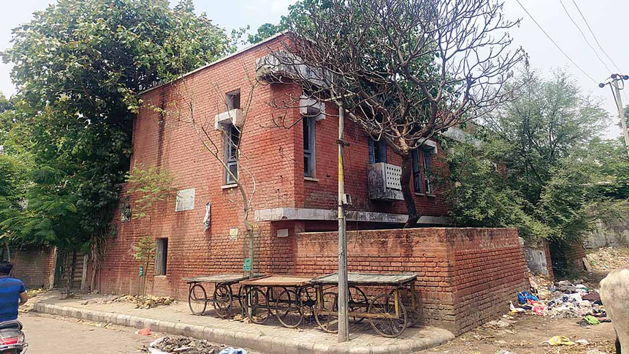 संगरूर के खंडहर बने क्वार्टर नशेड़ियों की पनाहगाह