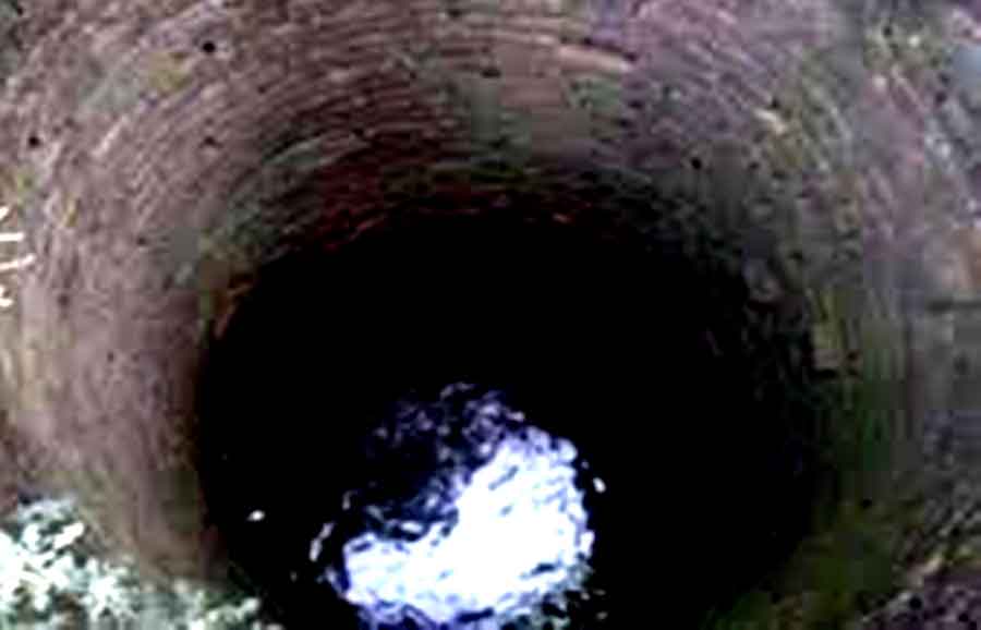 कुएं पर पानी भरने गई तीन बच्चियों की कुएं में डूबने से मौत