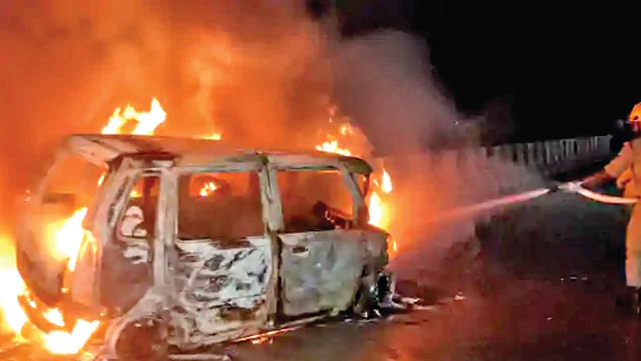 चलती कार में लगी आग, परिवार के 5 लोगों की जिंदा जलकर मौत