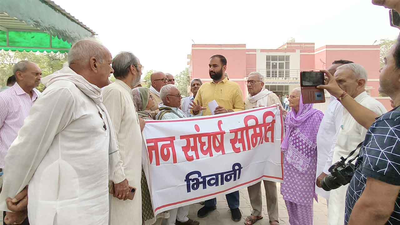 पानी की समस्या से जूझ रहे भिवानी के विद्या नगर व कीर्ति नगर के लोगों ने की नारेबाजी