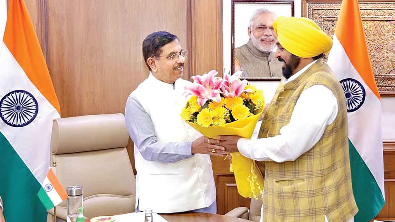 प्रह्लाद जोशी से मिले भगवंत मान, फसल के नुकसान के लिए केन्द्रीय टीम भेजने की मांग 