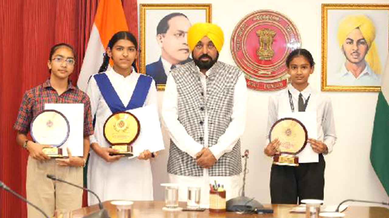 सीएम मान ने मेधावी छात्राओं को किया सम्मानित