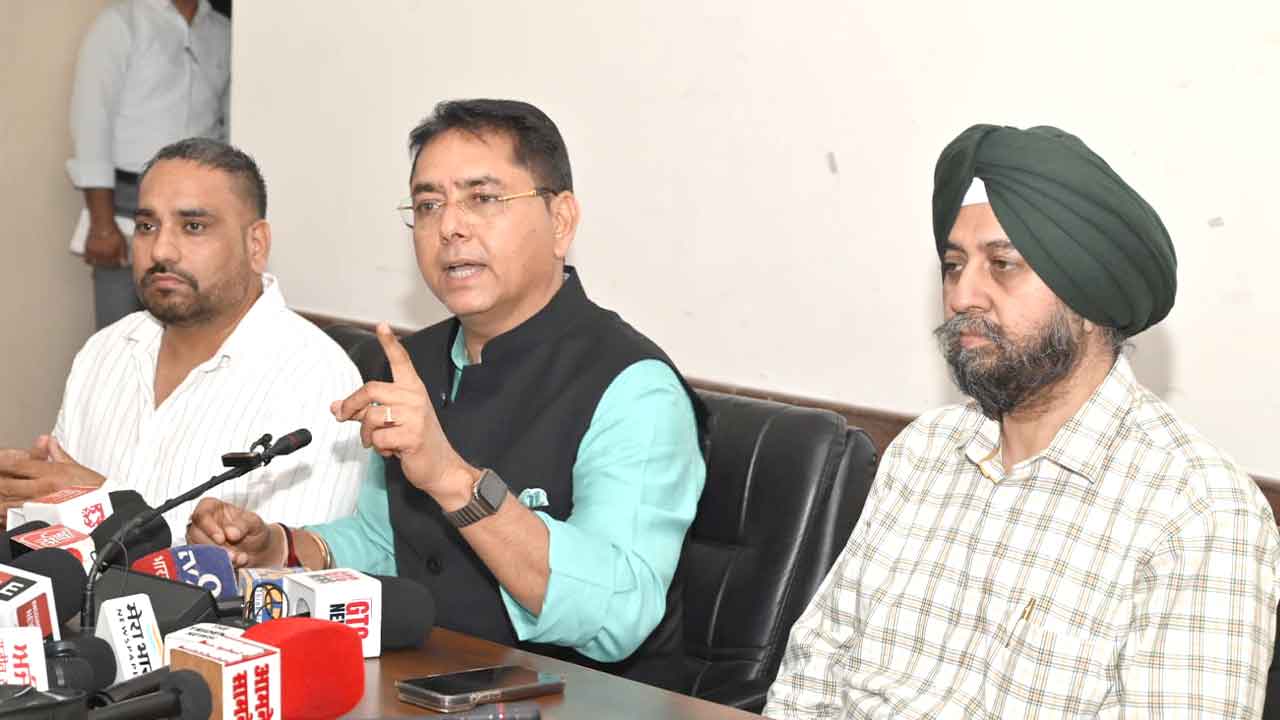मुख्यमंत्री रोशन पंजाब योजना’ के तहत पंजाब के 13,000 गांवों को सोलर एल.ई.डी लाइटों से किया जाएगा रोशन: अमन अरोड़ा