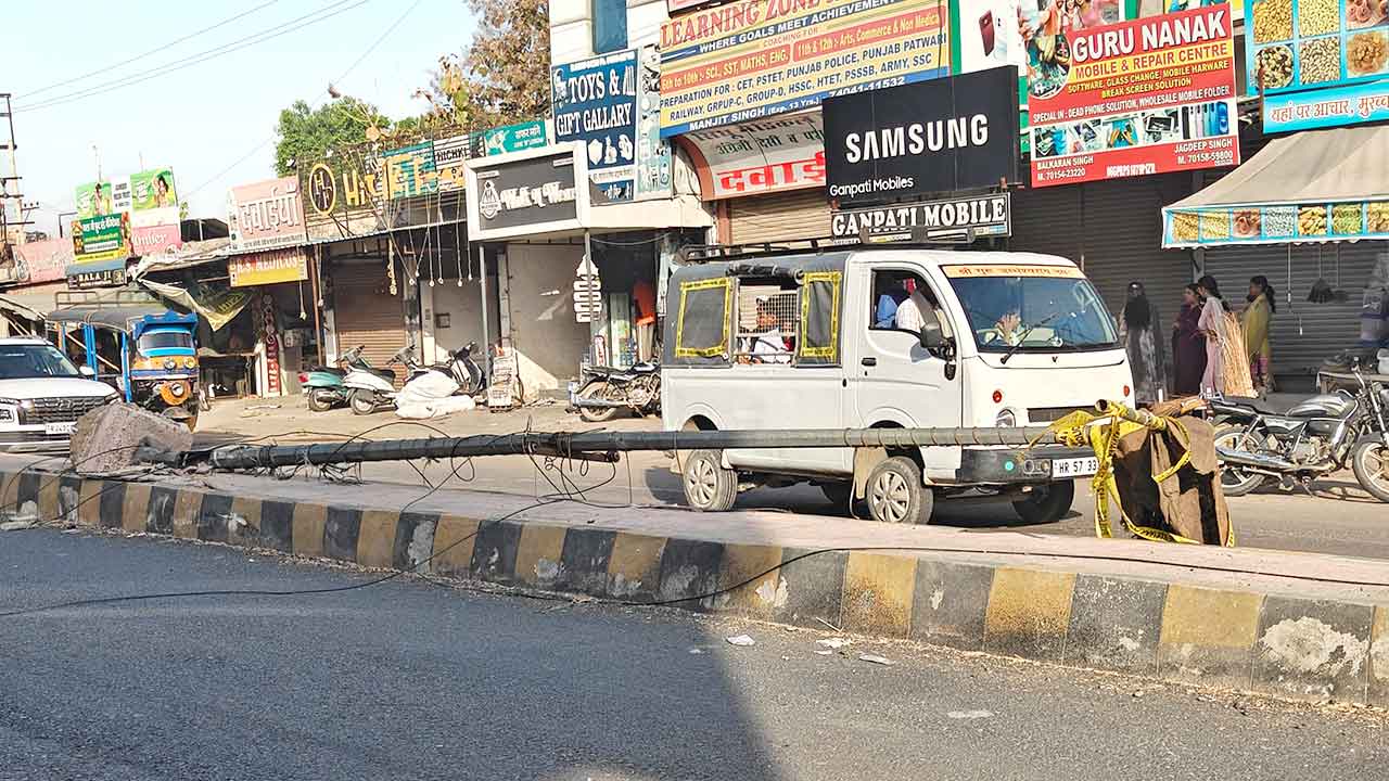 चौटाला रोड पर हादसा, अतिक्रमण व अवैध पार्किंग हटाने की उठाई मांग