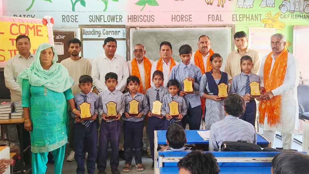 स्व. ओम प्रकाश मेहरा की प्रथम पुण्यतिथि पर होनहार विद्यार्थी सम्मानित