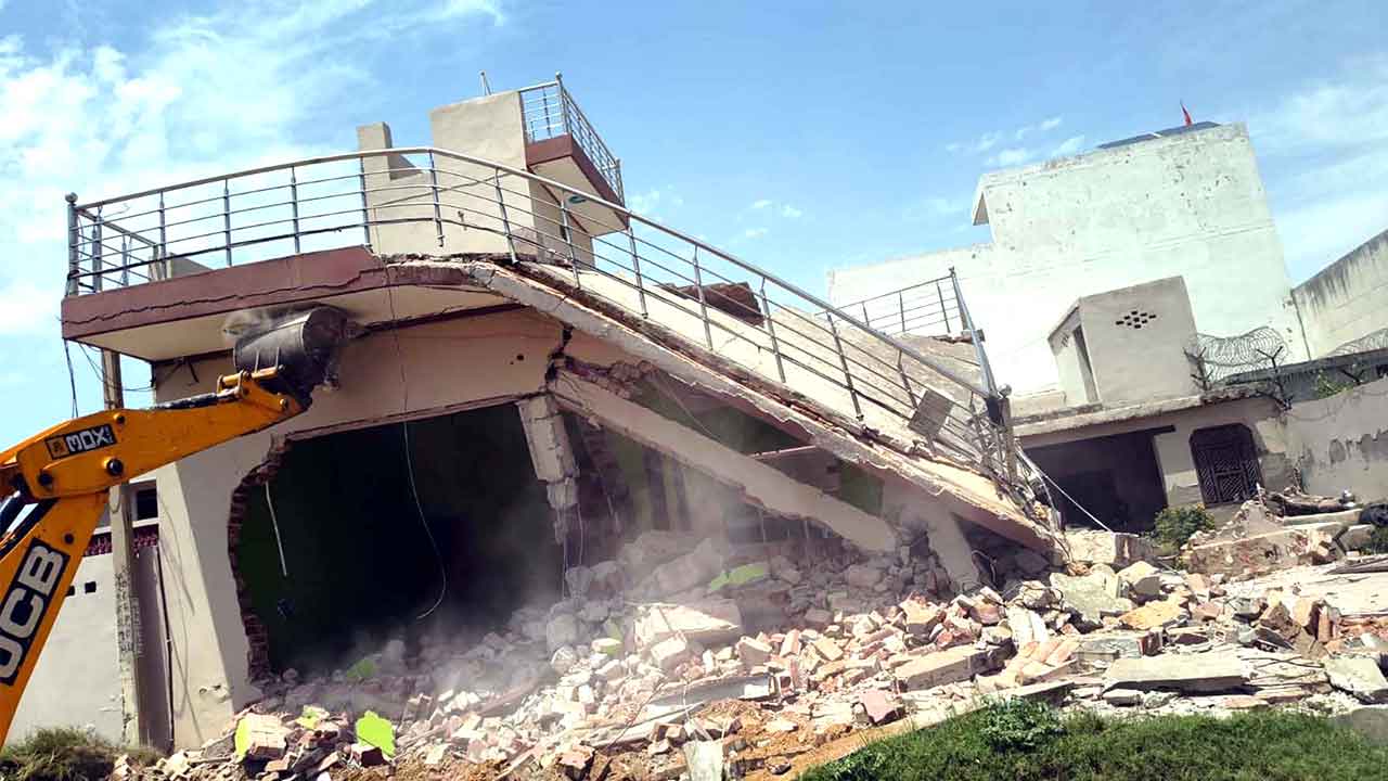Bulldozer Action: ताजनगर के अपराधी के घर पर चला बुल्डोजर, अवैध निर्माण ध्वस्त