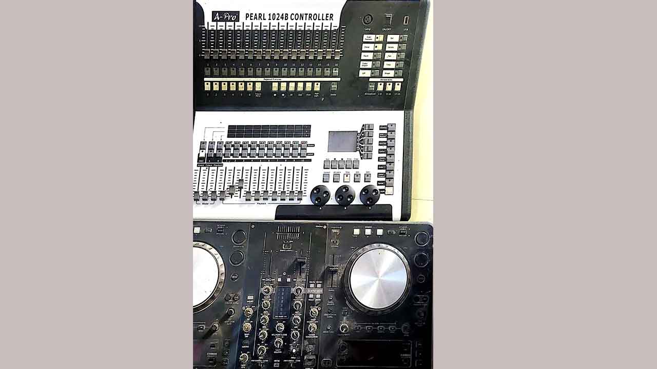 देर रात डीजे बजाने पर दो क्लबों पर पुलिस कार्रवाई, सामान किया जब्त