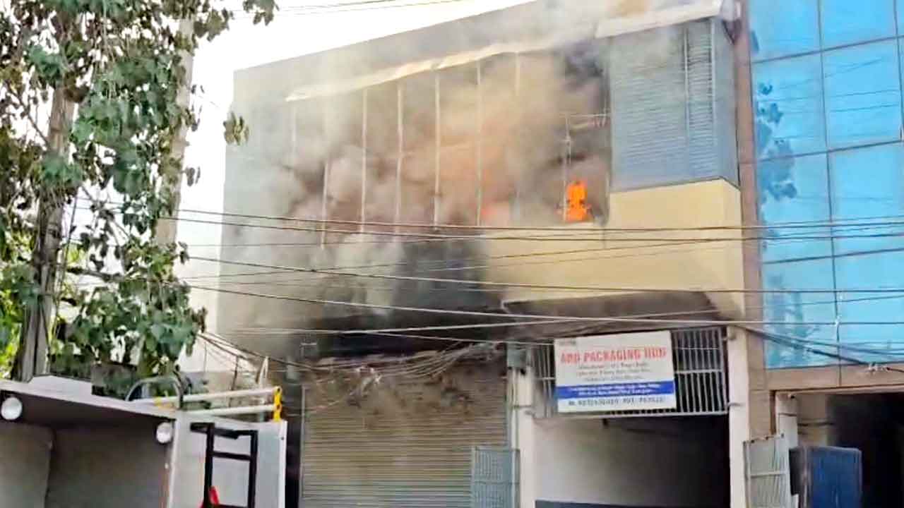 कागज पैकेजिंग गोदाम में लगी भीषण आग से लाखों का नुकसान