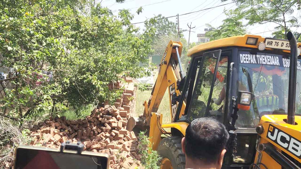 Bulldozer Action: गुरुग्राम पुलिस ने कौशल गैंग के सदस्यों के अवैध कब्जों पर चलाया बुल्डोजर