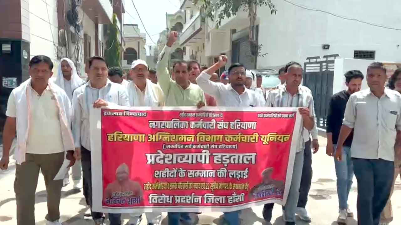 हांसी में फायर ब्रिगेड कर्मचारियों की हड़ताल शुक्रवार को 17वें दिन भी जारी रही