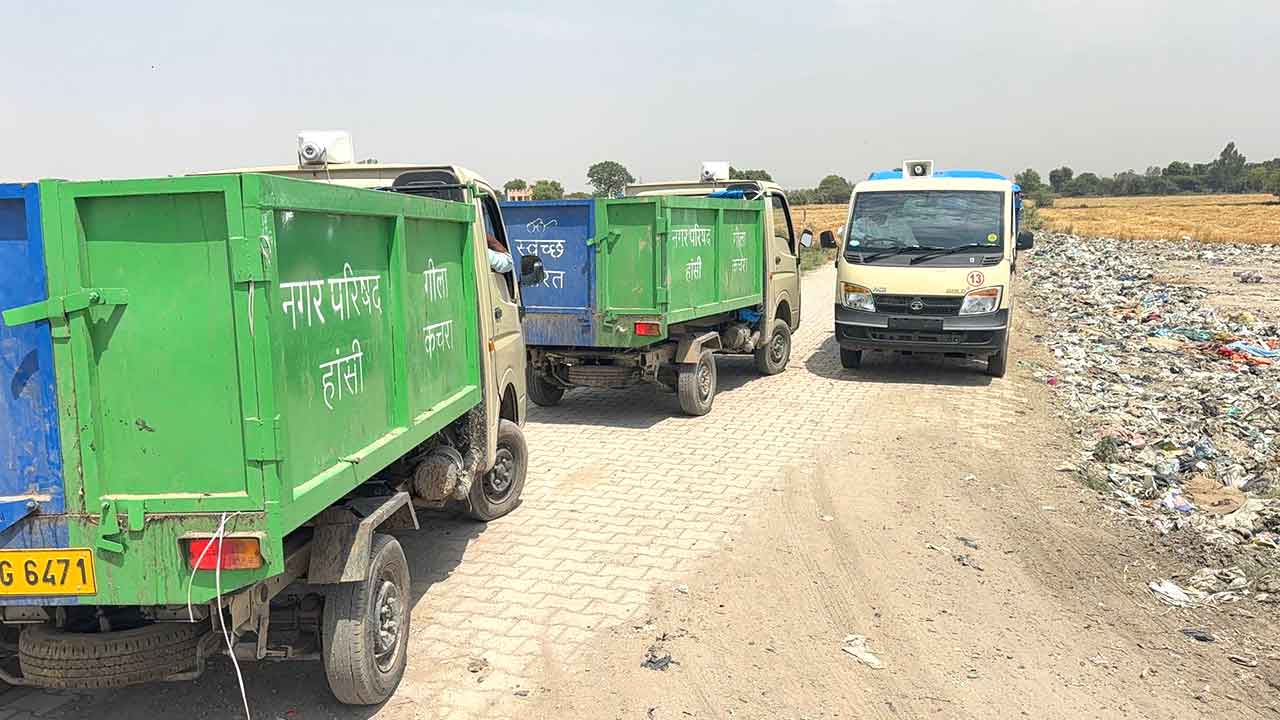 हांसी डंपिंग स्टेशन पर ग्रामीणों का फूटा गुस्सा, कचरा लेकर पहुंचे टिप्परों को लौटाया