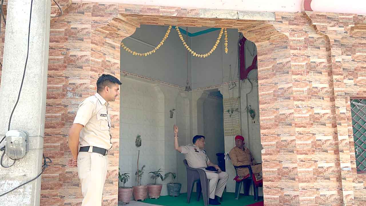 Durga Mata Temple: हांसी में दुर्गा माता मंदिर में चोरी, ताला तोड़ दानपात्र व इनवर्टर-बैटरी ले गए चोर; लोगों में रोष