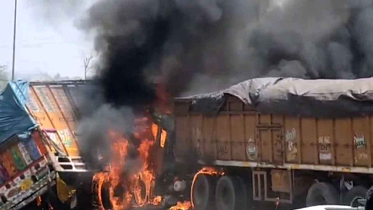 Jharkhand Accident: झारखंड में खौफनाक सड़क हादसा, भिड़ंत के बाद धू-धू कर जले दो ट्रक