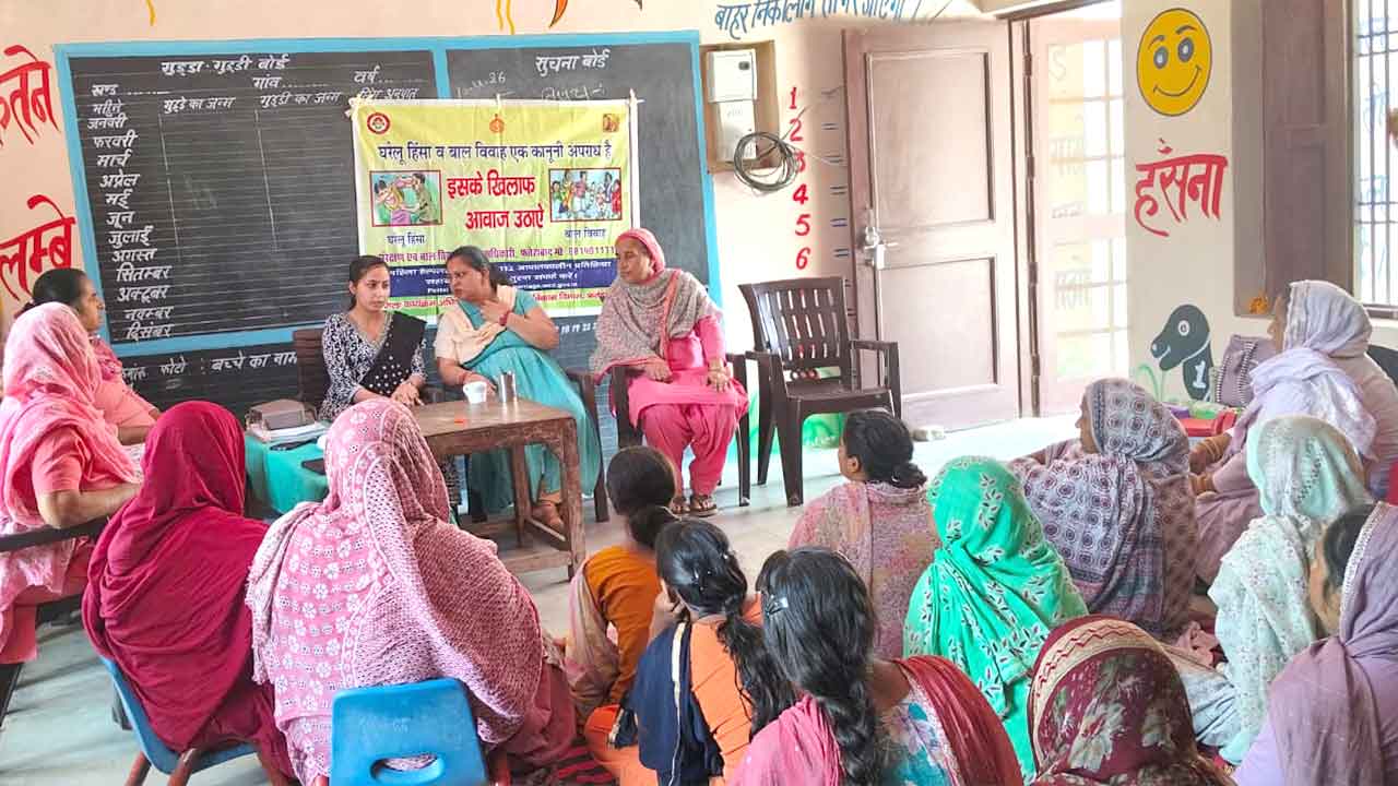 बाल संरक्षण अधिकारी व सुपरवाइजर ने महिलाओं और बच्चों को किया जागरूक, सुरक्षा संबंधी दी अहम जानकारियां