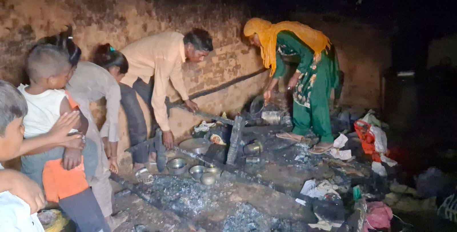 गैस सिलेंडर में लगी आग, घरेलू सामान खाक