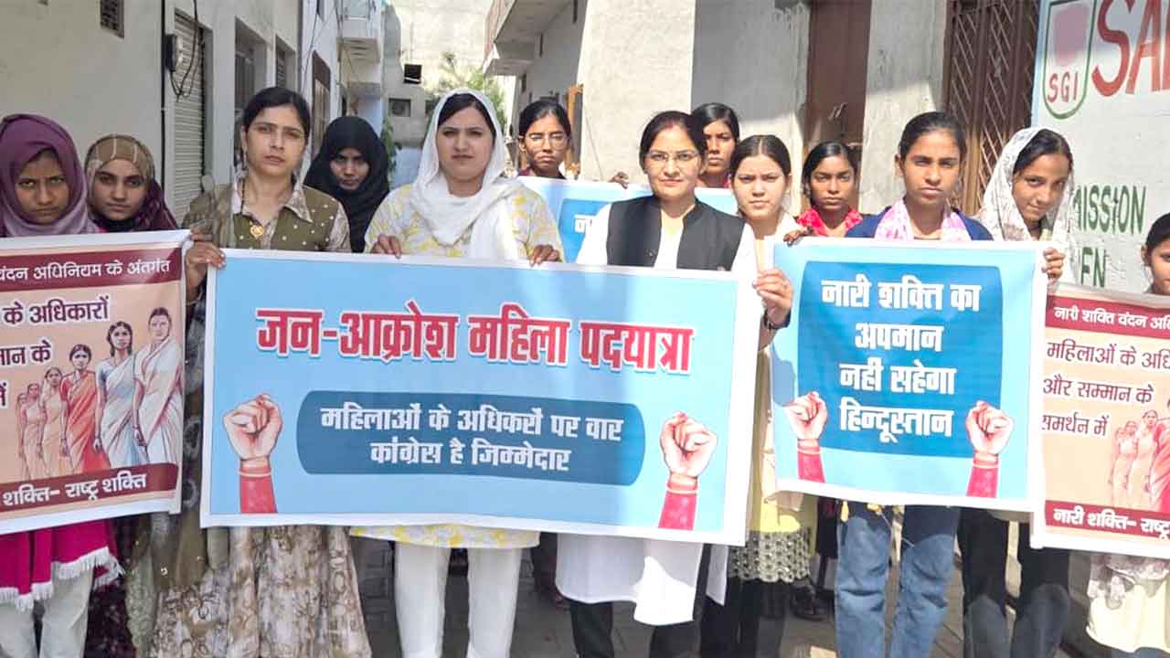 Rally: नारी शक्ति वंदन अधिनियम के समर्थन में निकाली रैली, फूंका पुतला