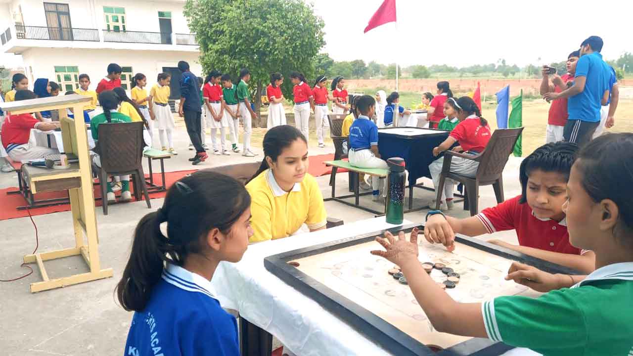 द न्यू हाइट्स एकेडमी में इंटर-हाउस कैरम प्रतियोगिता आयोजित