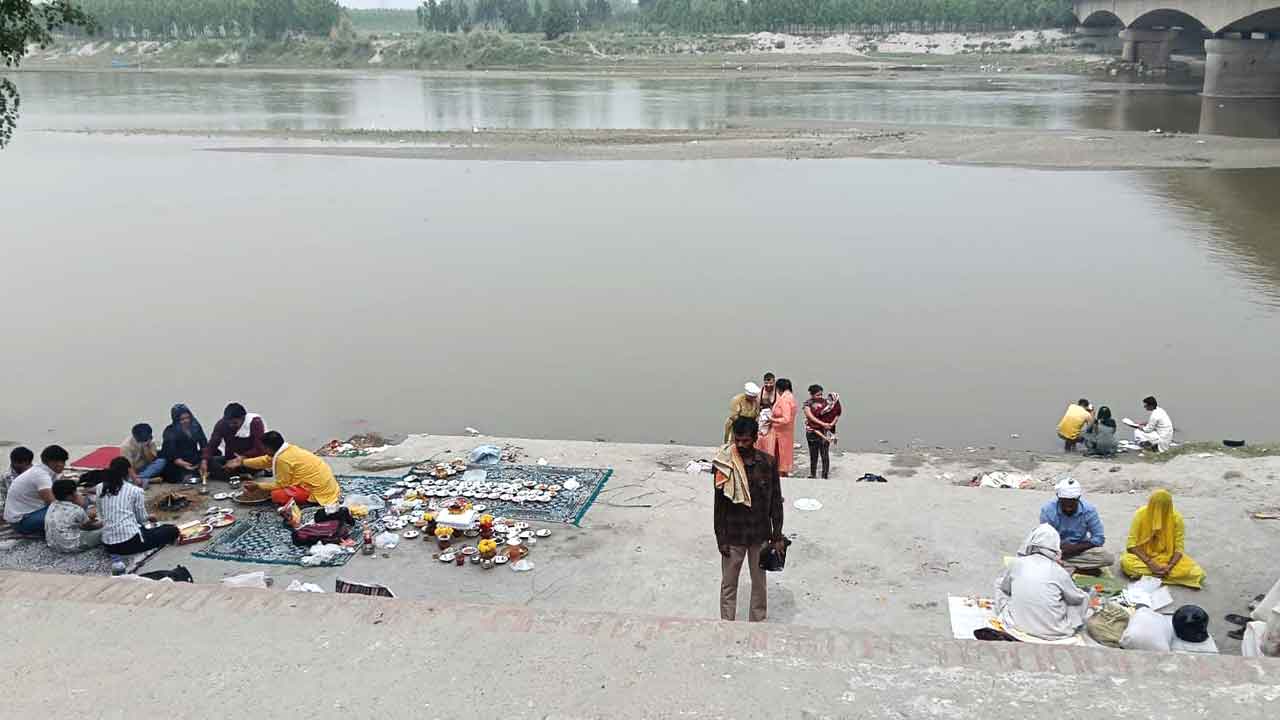 श्रद्धालुओं ने यमुना में लगाई आस्था की डुबकी