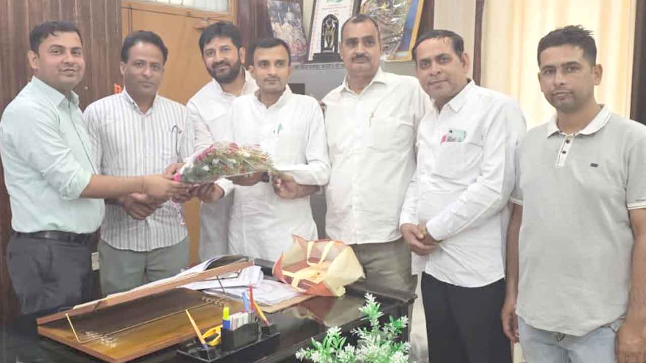 नवागत एसडीएम का शिक्षकों ने बुके भेंट करके किया स्वागत