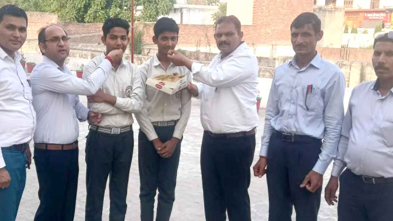 हाईस्कूल बोर्ड परीक्षा में हर्ष ने लहराया परचम, कैराना ब्लॉक में टॉपर बने