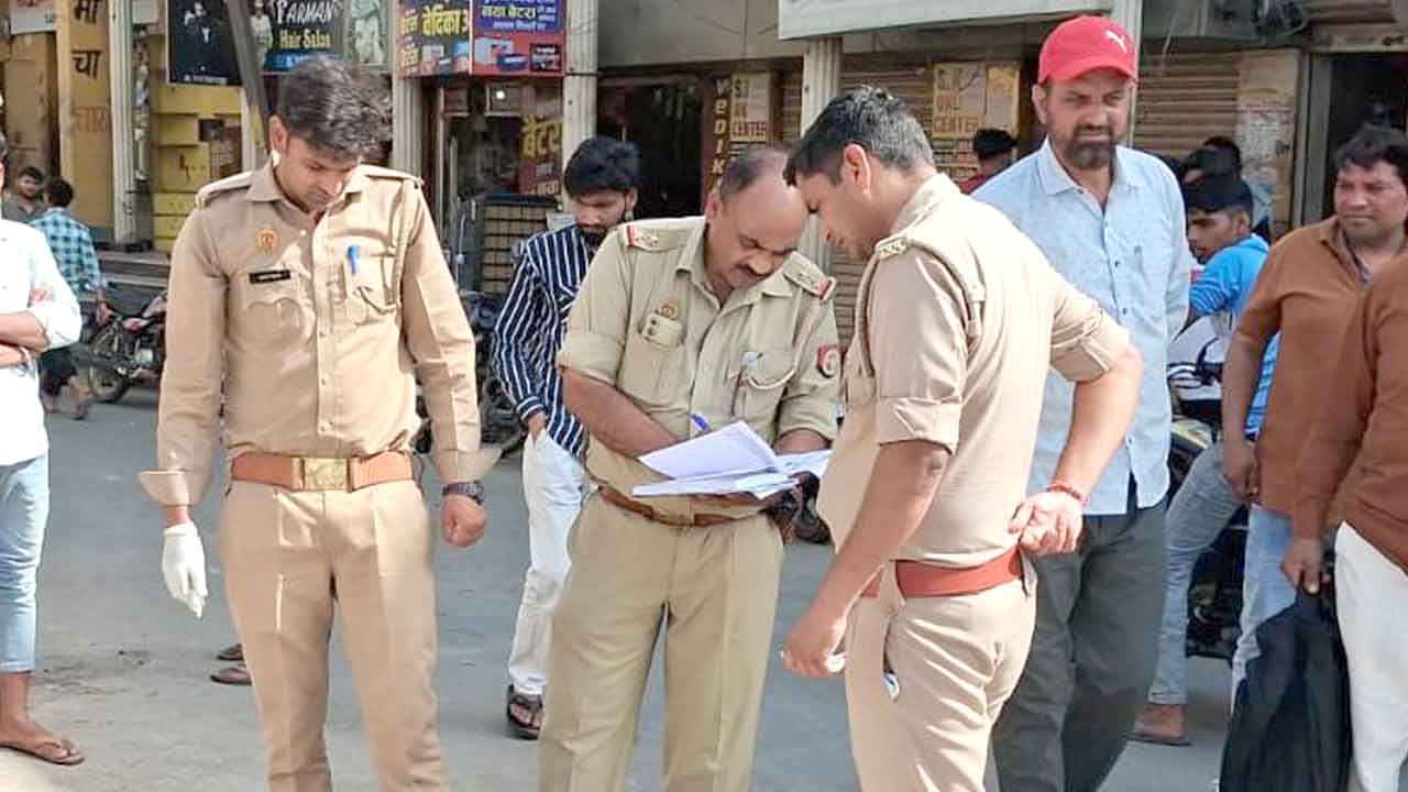 कचहरी के सामने सड़क किनारे पड़ा मिला बुजुर्ग का शव, सनसनी