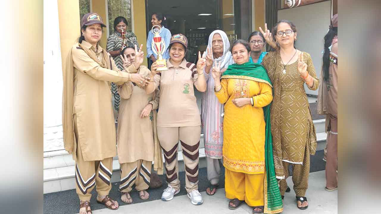 ब्लॉक कैथल मानवता भलाई कार्यों में रहा प्रथम, मिली ट्रॉफी