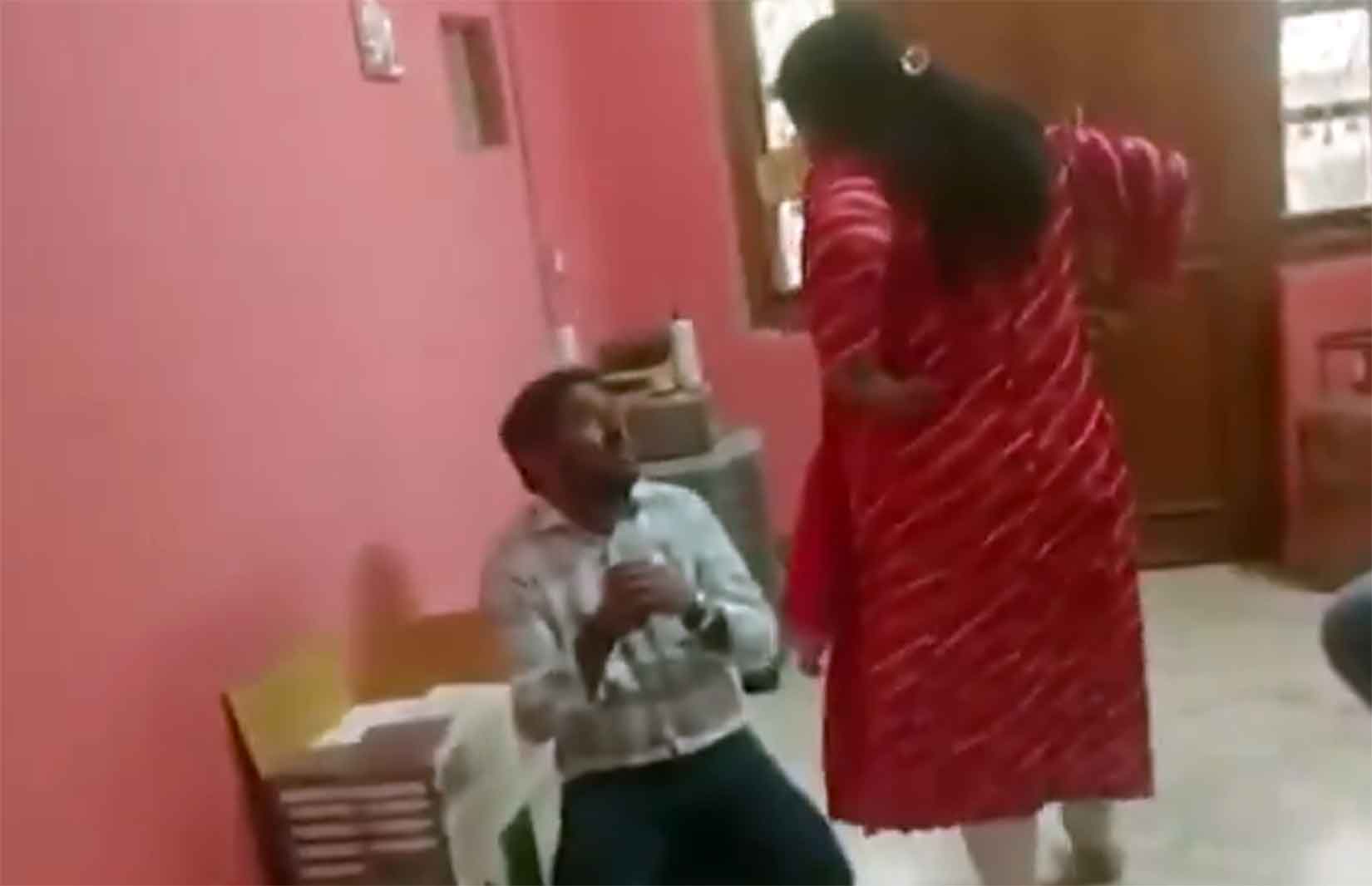 Viral Video: निजी अस्पताल में महिला से छेड़छाड़, आरोपी  युवक की पिटाई, वीडियो वायरल