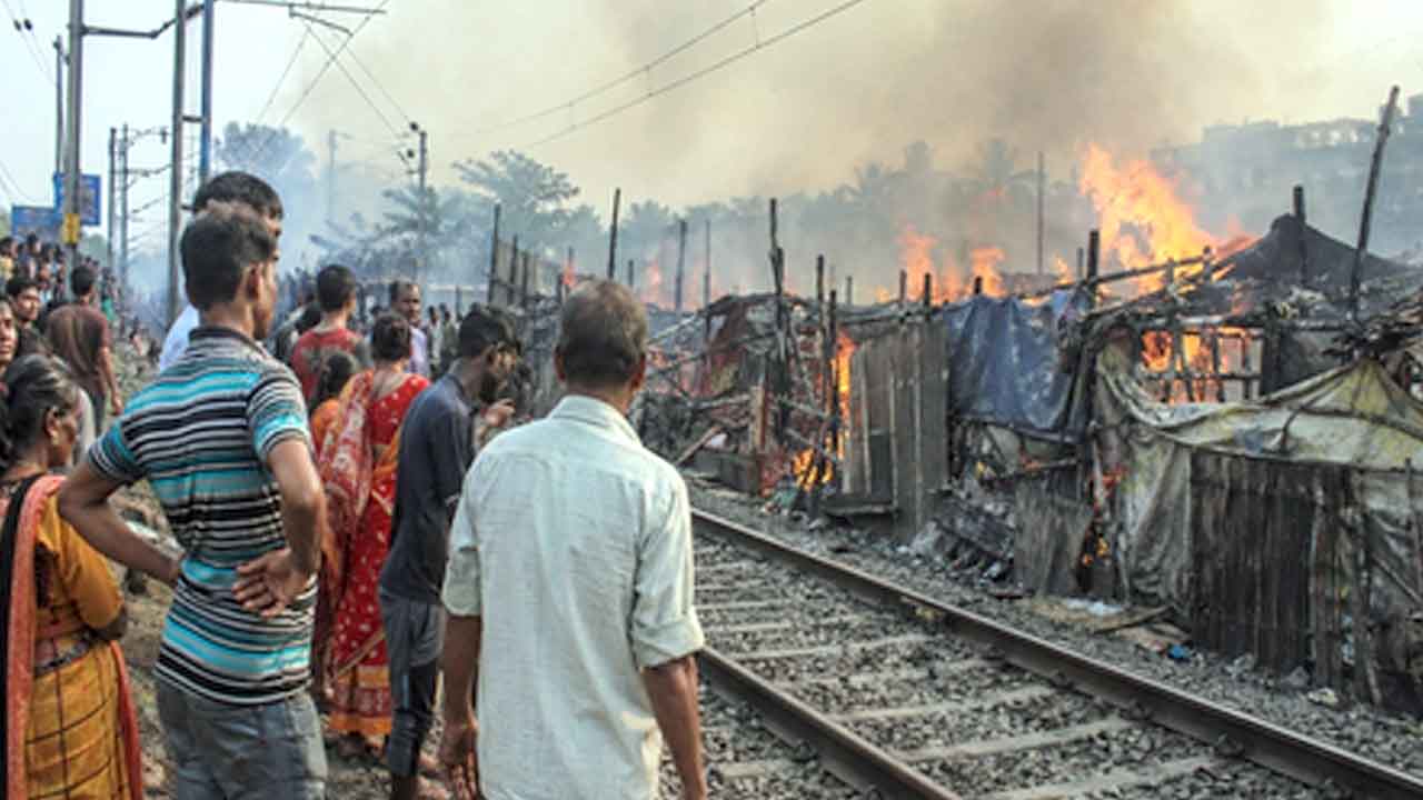 रेलवे लाइन के पास झुग्गी बस्ती में आग लगने से ट्रेन सेवाएं प्रभावित, यात्रियों को भारी परेशानी