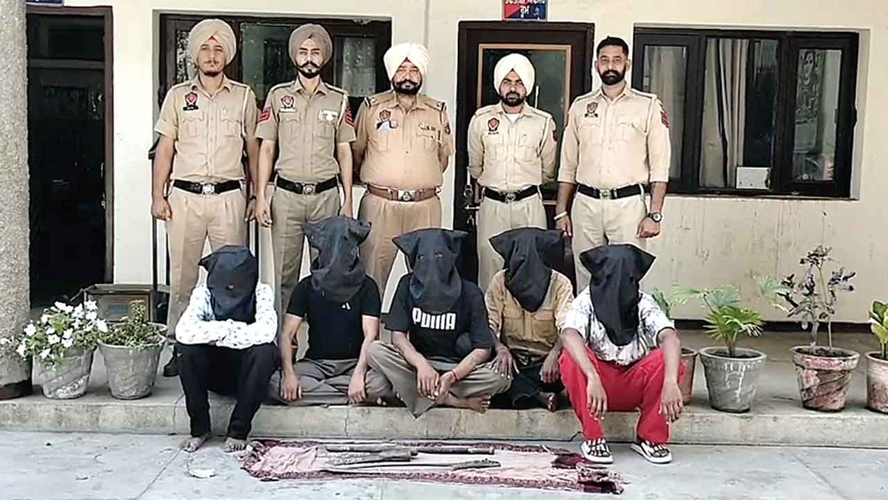 लूट की साजिश रच रहे गैंग का भंडाफोड़, पांच आरोपी गिरफ्तार