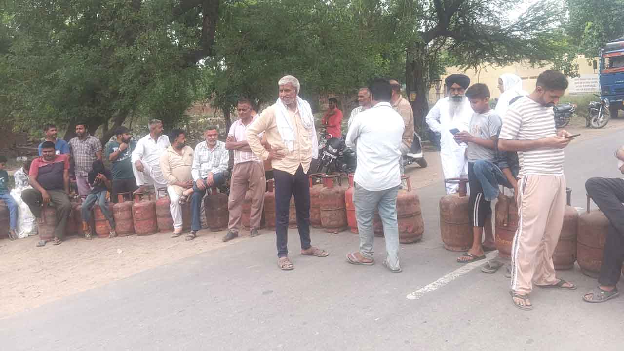 कुराली में गैस आपूर्ति ठप होने पर ग्रामीणों का हंगामा, बस अड्डे पर लगाया जाम